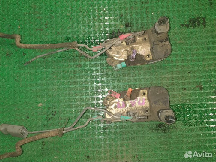 Замок двери передней Додж Стратус 96-00г