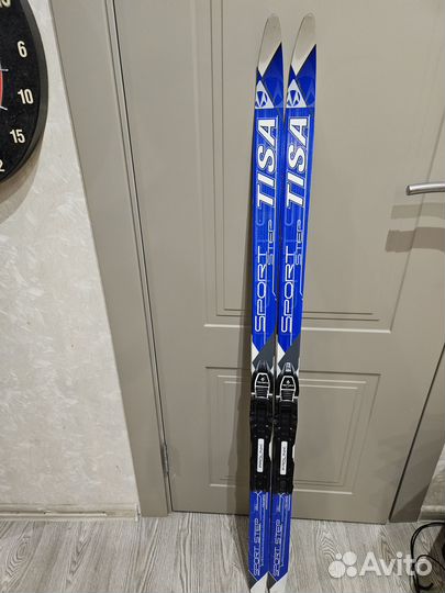 Лыжные палки и лыжи