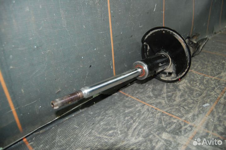 Амортизатор передний (левыйправый)