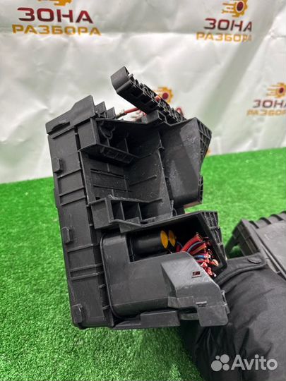 Блок предохранителей передний Volkswagen Scirocco