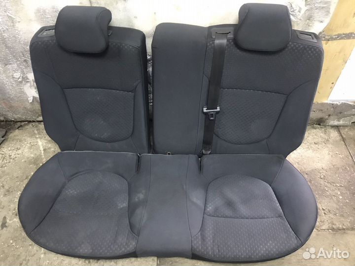 Заднее сиденье на Hyundai Solaris хэтчбек