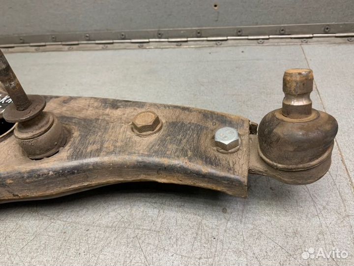 Рычаг передний правый Mitsubishi Carisma седан 1.6