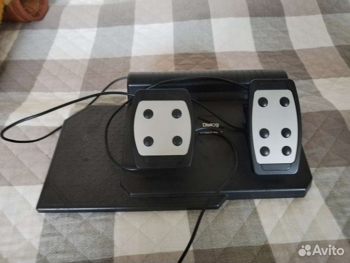 Игровой руль с педалями