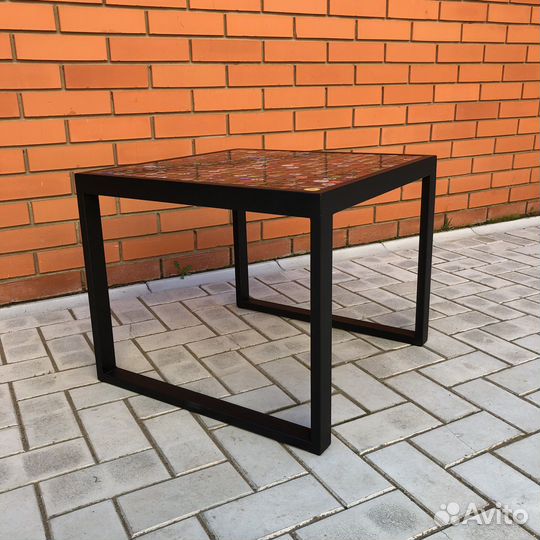 Журнальный столик из пивных крышек с эпоксидкой