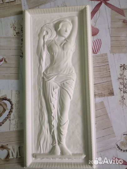 Продаю гипсовое панно Девушка с кувшином