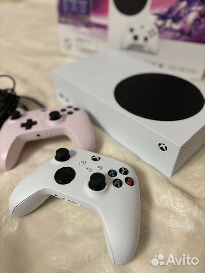 Xbox Series S с 2 геймпадами