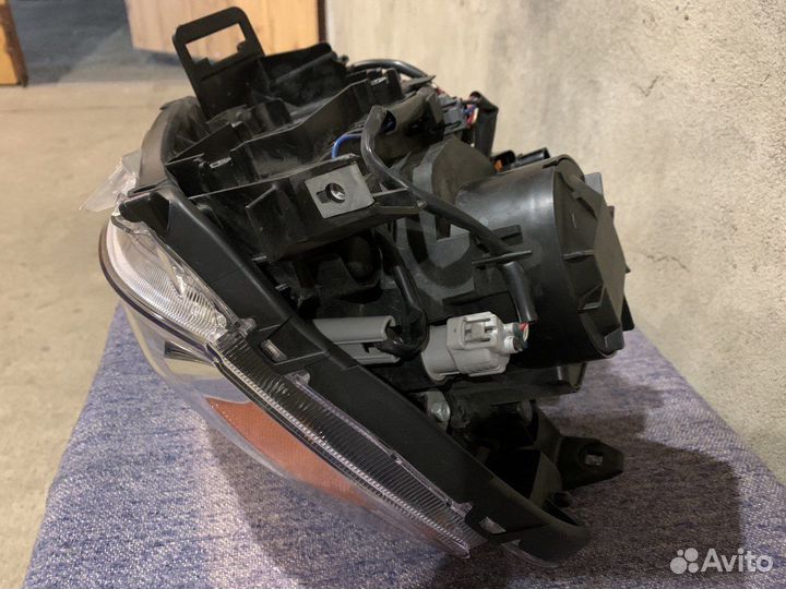 Фара правая на mitsubishi outlander XL корпус