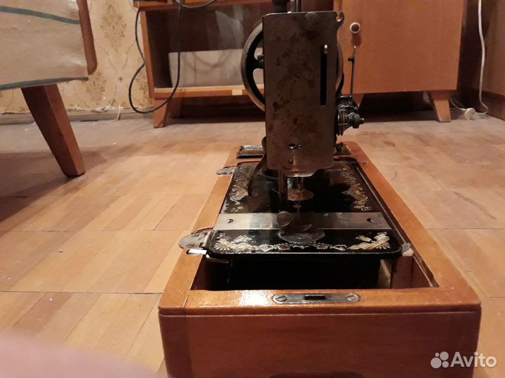 Антикварная швейная машинка