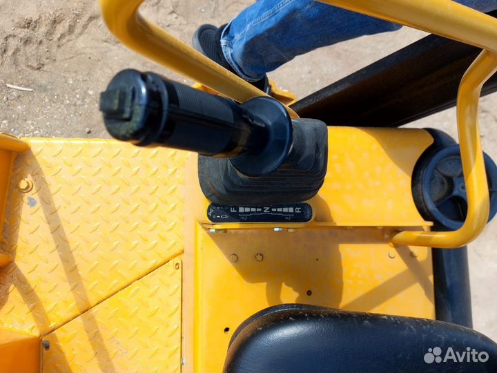 Дорожный каток CAT CB24B, 2011