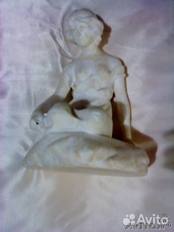 Крупная статуэтка женщины из мрамора