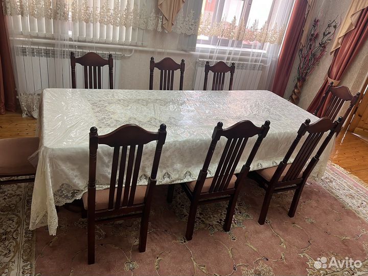 Стол и стулья