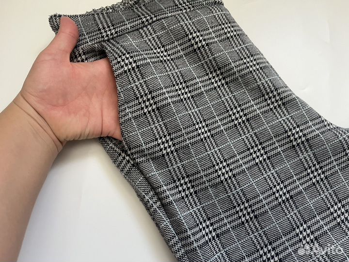 Брюки трикотажные женские серые в клетку р 48