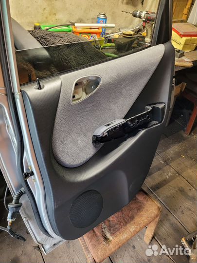 Продам внутреннюю обшивку двери honda fit 2005