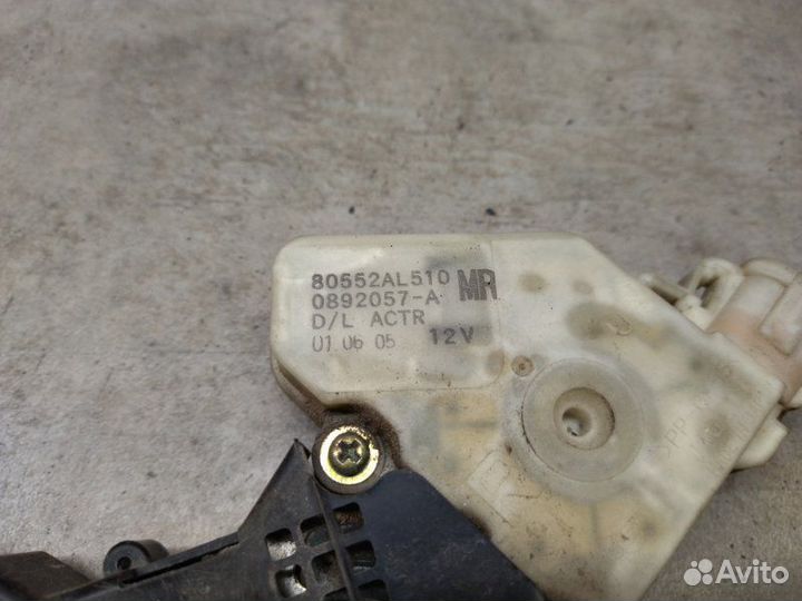 Замок боковой двери передний правый Nissan Skyline