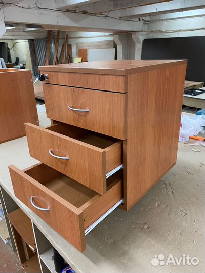 Тумба с 3-мя выдвижными ящиками центральный замок