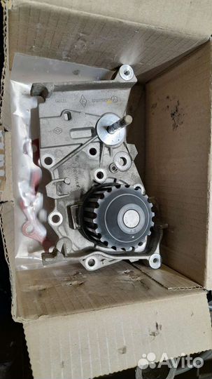 Помпа насос водяной Renault Logan