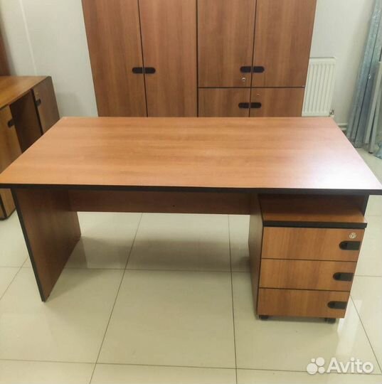 Шкафы и столы в офис