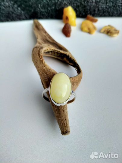 Серебряное кольцо с янтарем