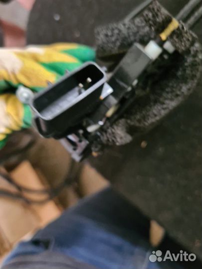 Замок боковой двери передний правый Nissan Juke