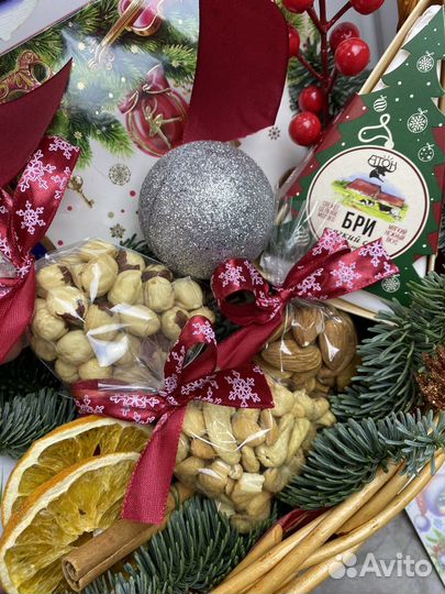 Новогодняя подарочная корзина