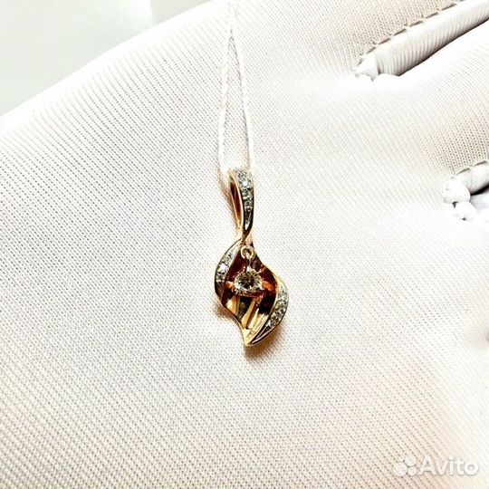Золотая подвеска с бриллиантом