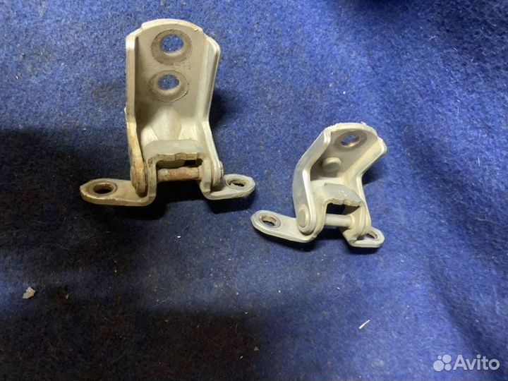 Петля двери правая Nissan Bluebird HNU14 SR20(DE)