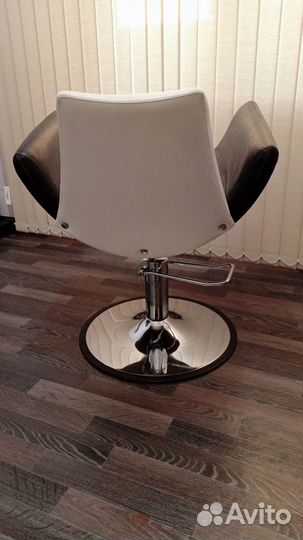Парикмахерское кресло