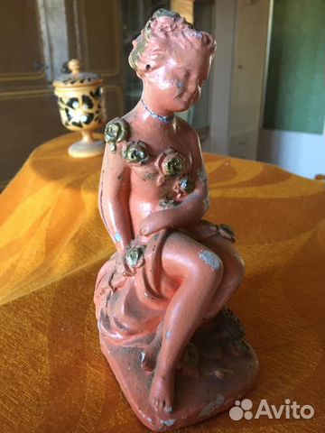 Фигурка из гипса и шкатулка из дерева