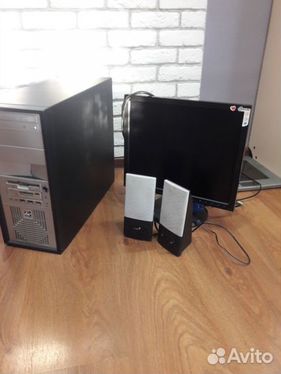 Компьютер с монитором и колонками