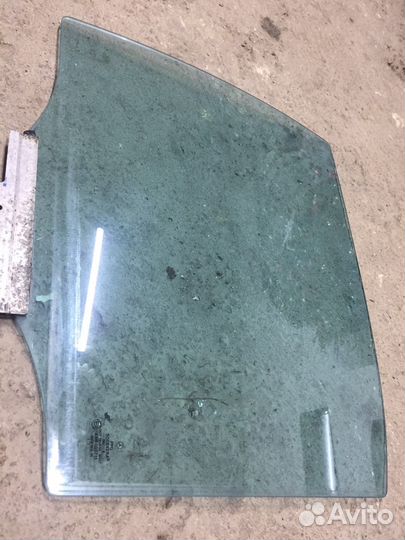 Заднее левое стекло Mercedes W210 оригинал