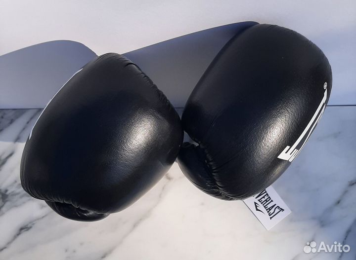 Боксерские перчатки Everlast 20 oz