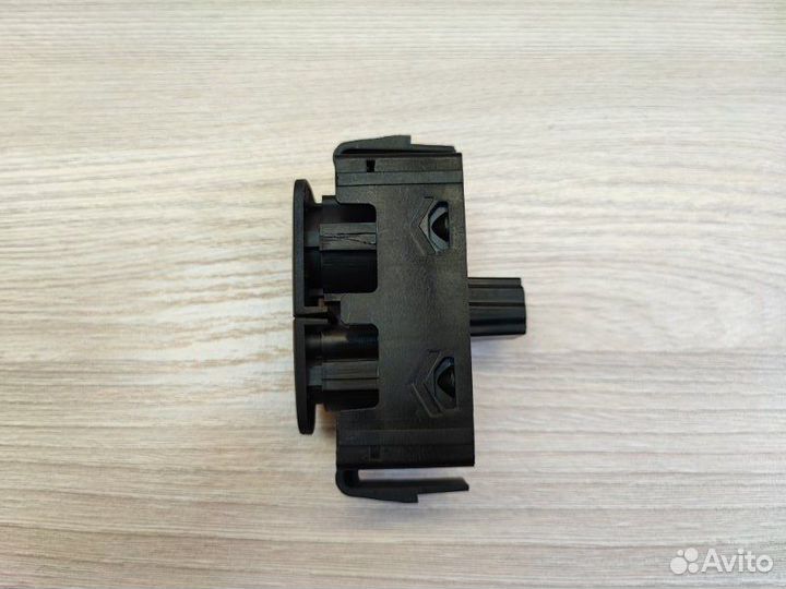 Кнопка аварийной сигнализации Renault Sandero