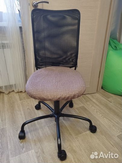 Стул офисный на колесах