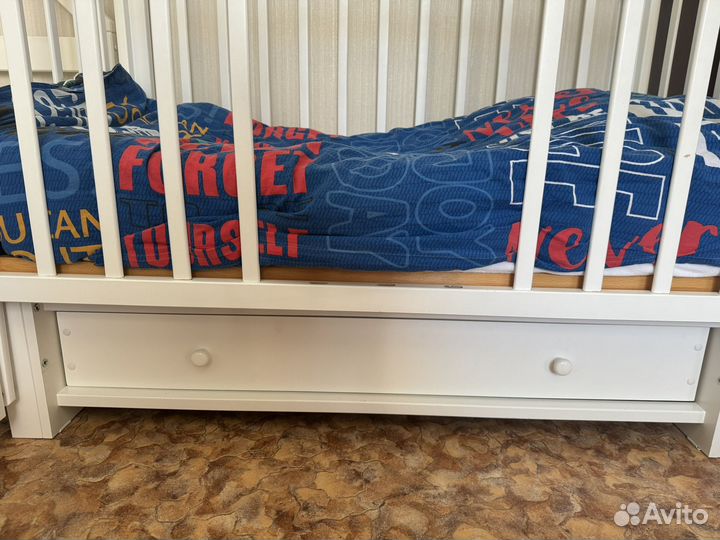 Детская кроватка с маятником