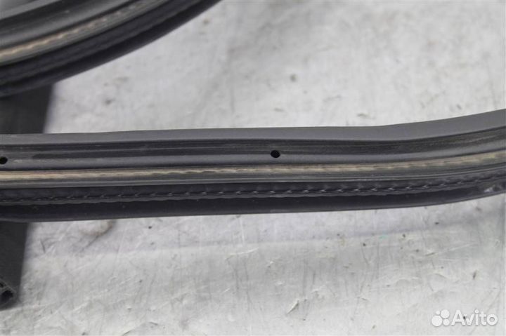 Уплотнитель кузова задней левой двери Ford Fiesta