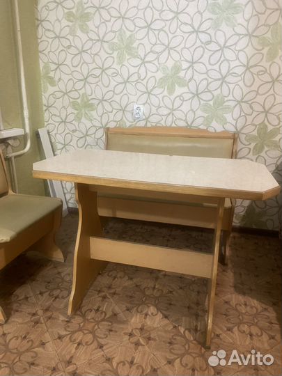 Кухонный уголок со столом и табуретами