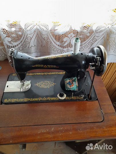 Подольская ножная швейная машинка с тумбой СССР
