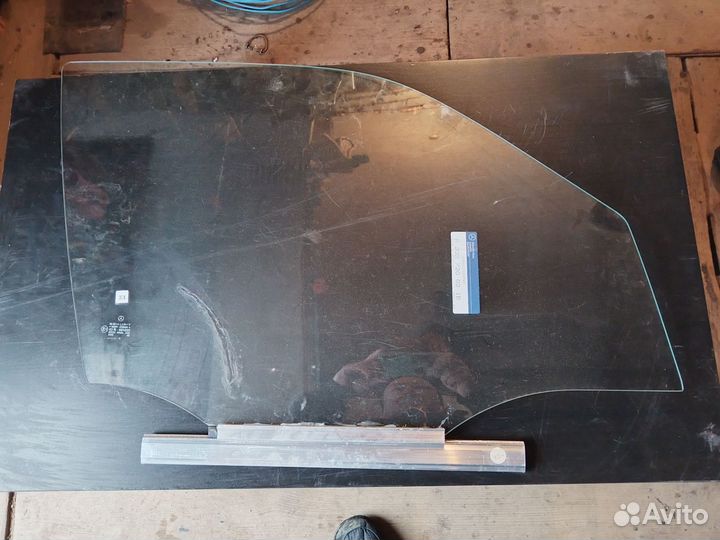Стекло правое от Мерседеса