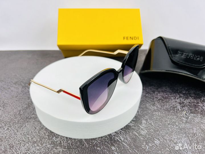 Солнцезащитные очки Fendi