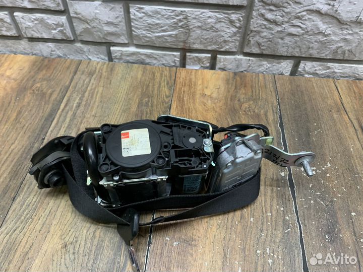 Mercedes Benz W212 Ремень безопасности передний