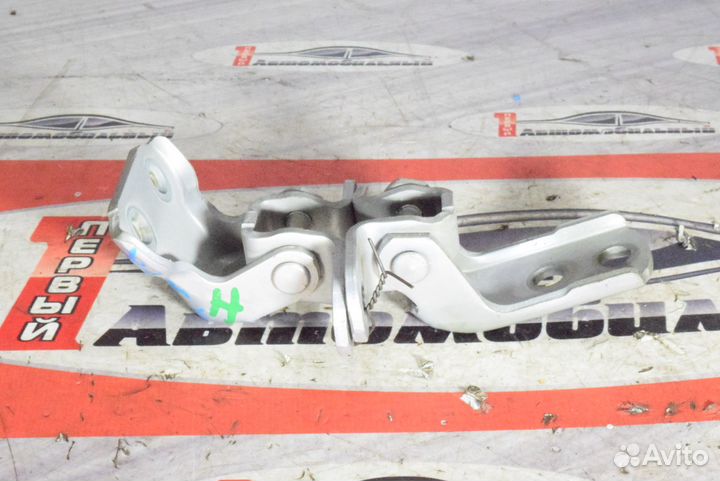 Петля дверная низ перед право c Toyota Vitz SCP90