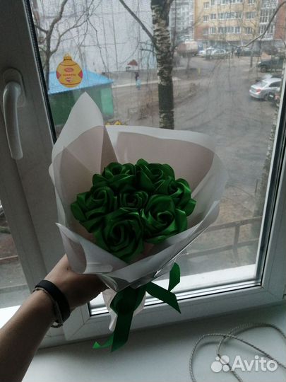 Розы из атласных лент