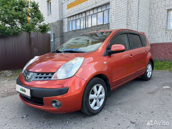 Nissan note 2006. Ниссан ноте е11 коробка автомат. Ниссан ноут с прицепом. Ниссан ноут 2010 темная Вишневая. Ниссан ноут синий на красных дисках.