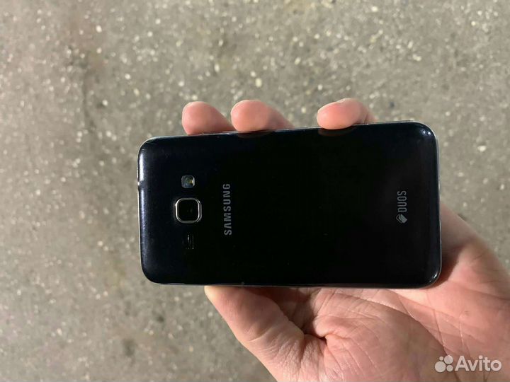 Телефон Samsung galaxy j1