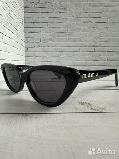 Солнцезащитные очки Miu Miu