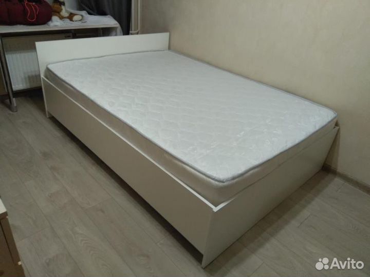 Кровать с матрасом 1400х2000