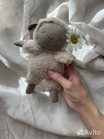 Мягкая игрушка и погремушка