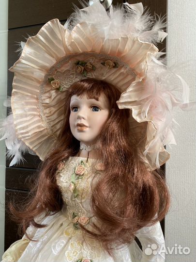 Фарфоровая кукла