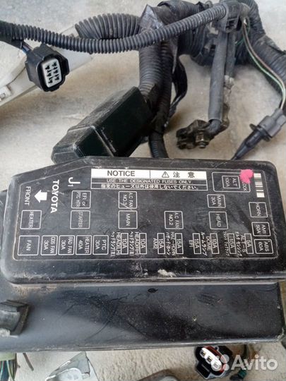 Компьютер и блок предохранителей toyota