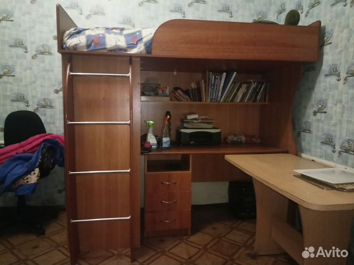 Детский уголок с кроватью и столом